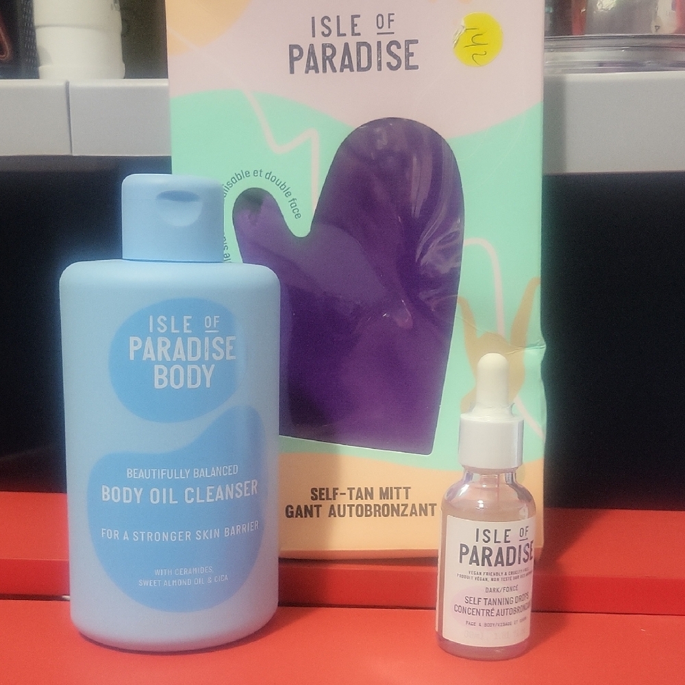 Isle of Paradise Blue Body Oil Cleanser with Purple Self-Tan Mitt
